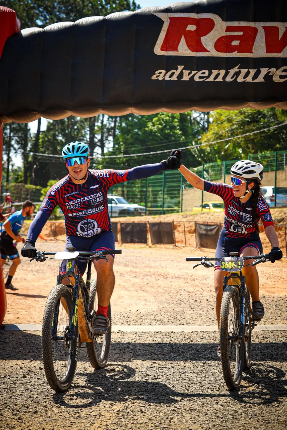 Dois ciclistas passando pelo pórtico da prova