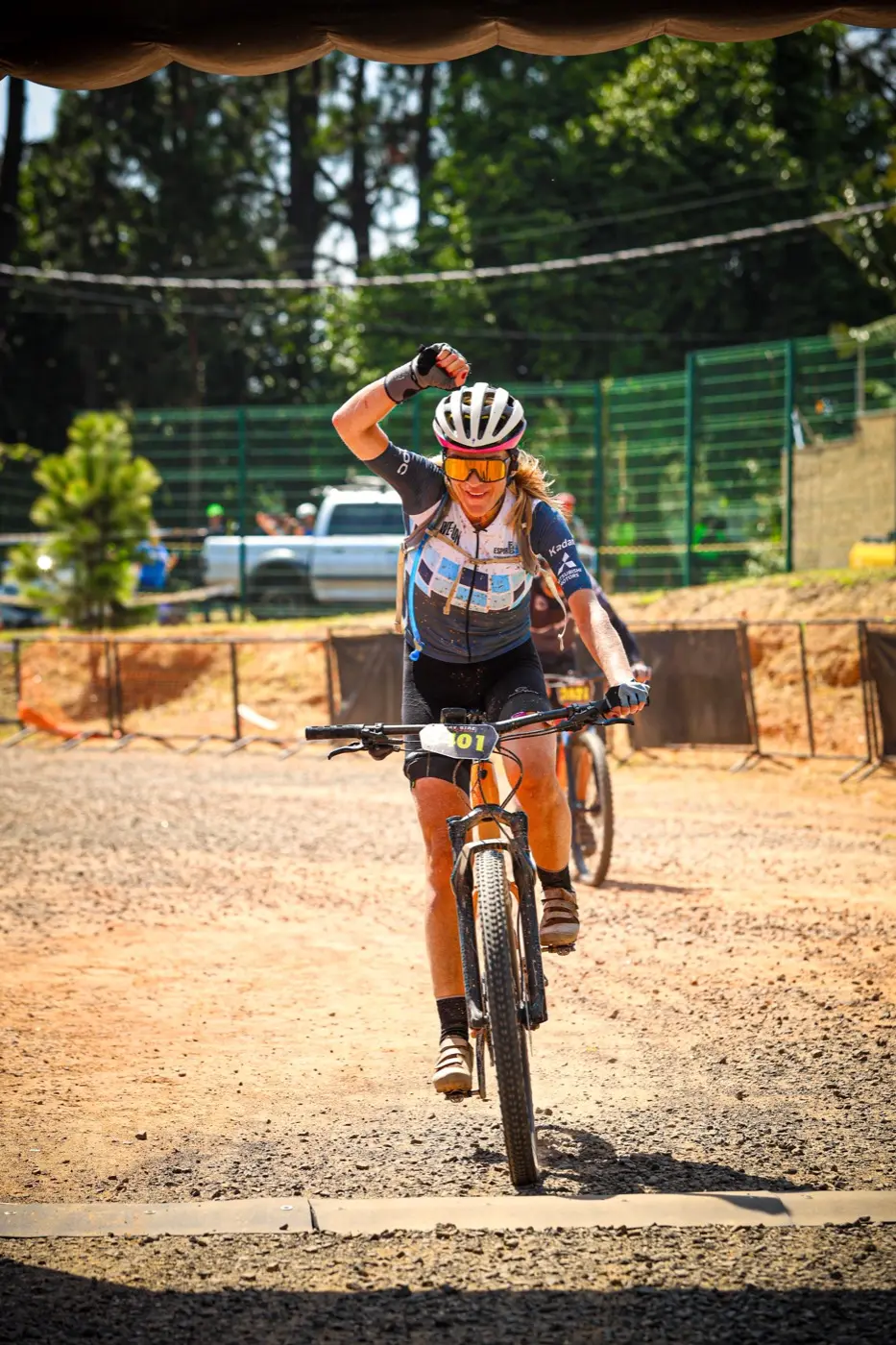Ciclista em trecho aberto de terra batida