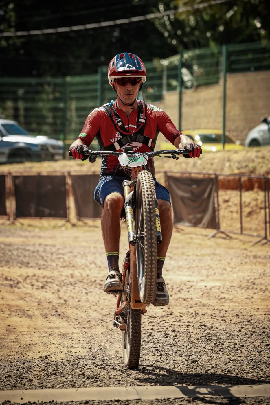 Ciclista em ritmo forte no percurso